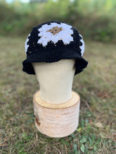 Load image into Gallery viewer, Crochet bucket hat
